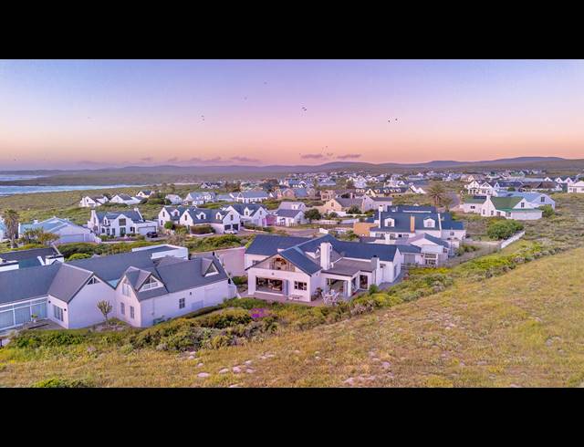 4 BEDROOM HOUSE FOR SALE IN GROTTO BAY